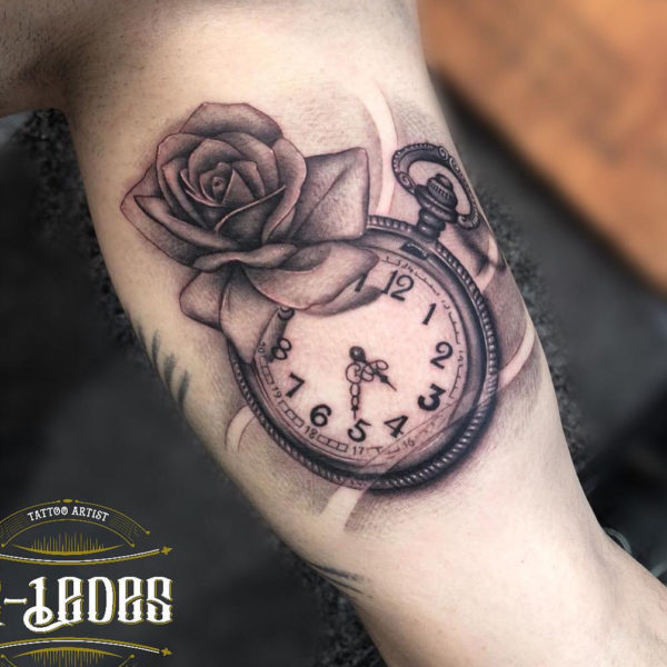 Tatuaje de rosa con reloj